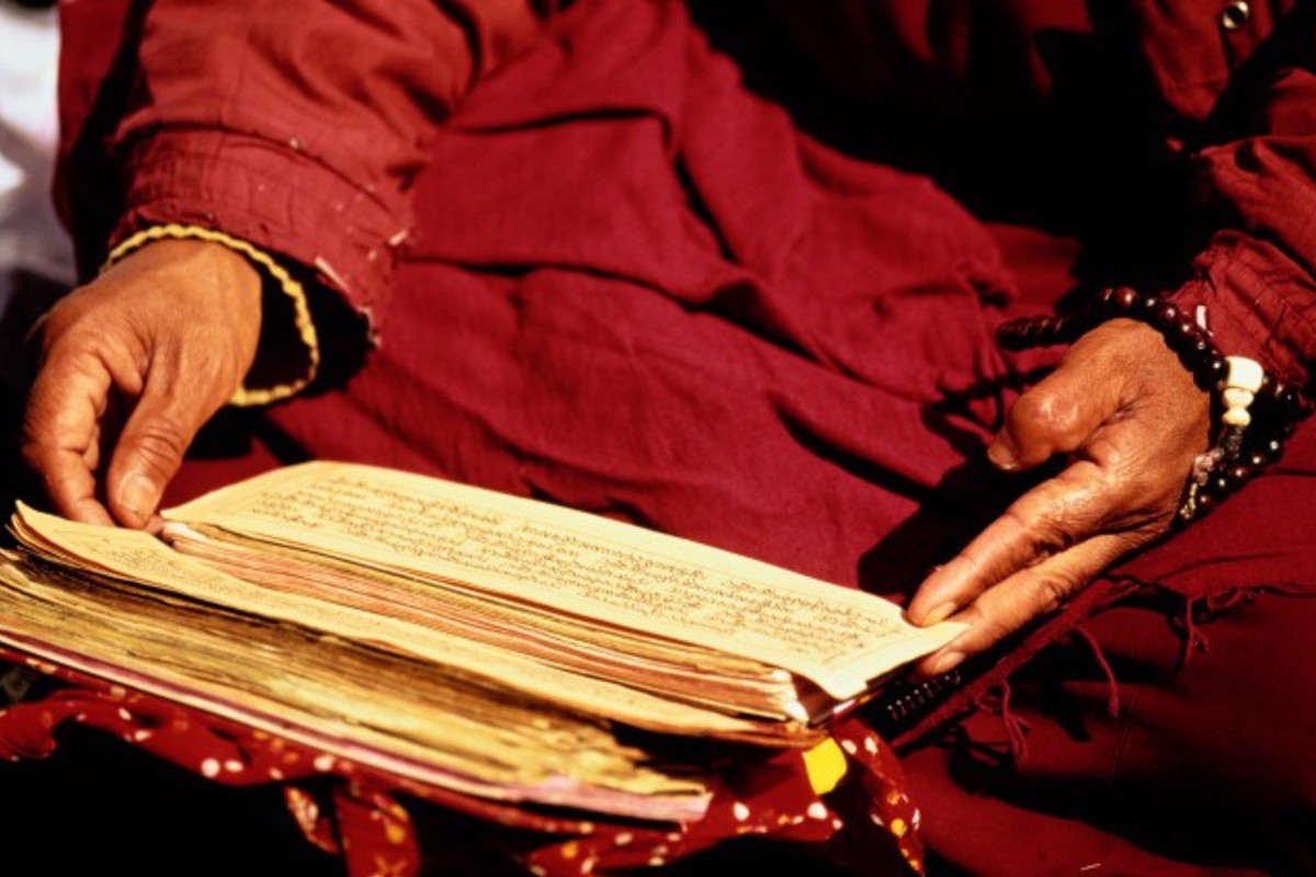 Древние священные книги. Трипитака буддизм. Древние Священные рукописи монахов Тибета. Тибетские рукописи. Древние тибетские манускрипты.